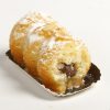 Aguamanil relleno de chocolate, sobre bizcocho de almendras con almíbar.