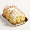 Aguamanil de crema pastelera, con bizcocho de almendras y almíbar.