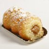 Aguamanil relleno de dulce de leche sobre bizcocho de almendras con almíbar.