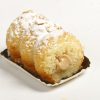 Aguamanil con relleno de crema tipo Kinder y bizcocho de almendras.