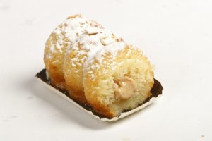 Aguamanil con relleno de crema tipo Kinder y bizcocho de almendras.