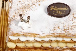 Tarta de hojaldre con canela, rellena de nata y crema.