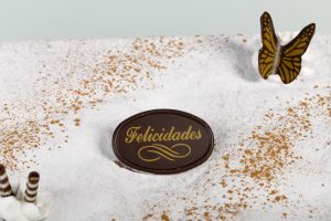 Tarta de hojaldre con canela, rellena de nata y crema.