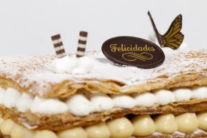 Tarta de hojaldre con canela, rellena de nata y crema.