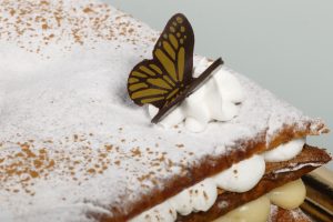 Tarta de hojaldre con canela, rellena de nata y crema.