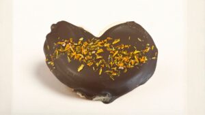 Palmerita de hojaldre con crema de naranja y cobertura de chocolate negro