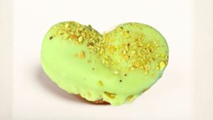 Palmerita cubierta de crema de pistacho con frutos secos troceados.