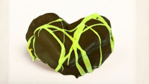 Palmerita bañada en chocolate negro y pistachos, un toque exclusivo Dubái.