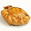 Empanadilla de carne con hojaldre dorado y relleno jugoso artesanal.