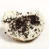 Palmerita bañada en chocolate blanco con galleta Oreo troceada.