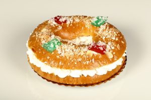 Roscón de Reyes artesanal con frutas, pequeño, relleno de nata
