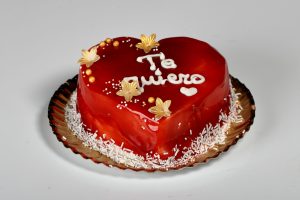 Corazón de San Valentín con glaseado rojo brillante sobre bizcocho de vainilla.