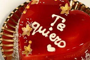 Corazón de San Valentín con glaseado rojo brillante sobre bizcocho de vainilla.