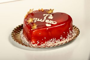 Corazón de San Valentín con glaseado rojo brillante sobre bizcocho de vainilla.