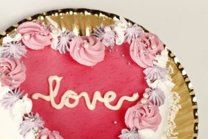 Corazón glaseado rosa de San Valentín con bizcocho de vainilla.