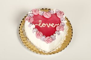 Corazón glaseado rosa de San Valentín con bizcocho de vainilla.