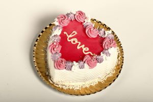 Corazón glaseado rosa de San Valentín con bizcocho de vainilla.