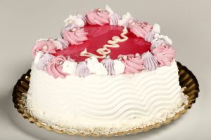 Corazón glaseado rosa de San Valentín con bizcocho de vainilla.