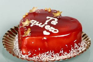 Corazón de San Valentín con glaseado rojo brillante sobre bizcocho de vainilla.