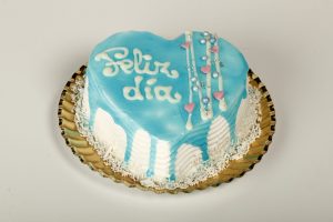 Corazón de San Valentín glaseado en azul brillante con base de bizcocho.