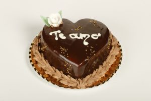 Corazón de San Valentín cubierto de chocolate sin glaseado.