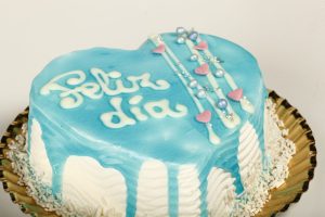 Corazón de San Valentín glaseado en azul brillante con base de bizcocho.