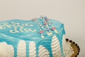 Corazón de San Valentín glaseado en azul brillante con base de bizcocho.