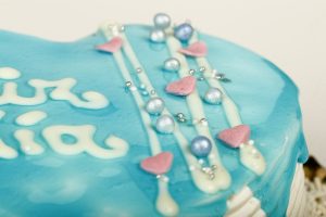 Corazón de San Valentín glaseado en azul brillante con base de bizcocho.