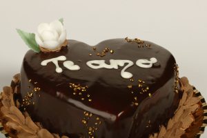 Corazón de San Valentín cubierto de chocolate sin glaseado.