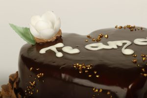 Corazón de San Valentín cubierto de chocolate sin glaseado.