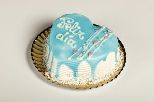 Corazón de San Valentín glaseado en azul brillante con base de bizcocho.