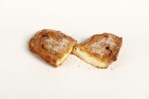 Torrija de azúcar y canela tradicional