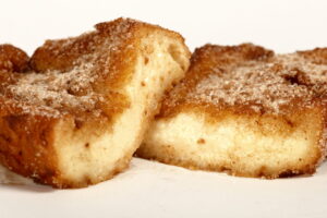 Torrija de azúcar y canela tradicional