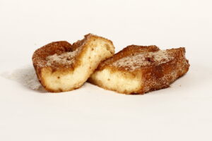 Torrija de azúcar y canela tradicional