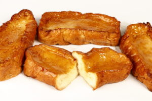 Torrija casera bañada en almíbar