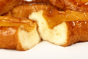 Torrija casera bañada en almíbar