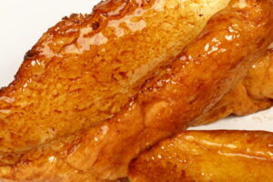 Torrija casera bañada en almíbar
