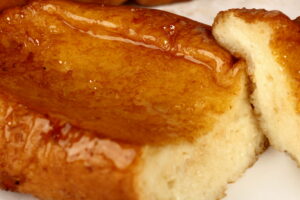 Torrija casera bañada en almíbar