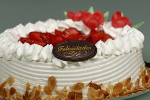 Tarta de fresas naturales con nata, crema pastelera y cobertura de fresas.