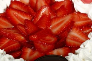 Tarta de fresas naturales con nata, crema pastelera y cobertura de fresas.