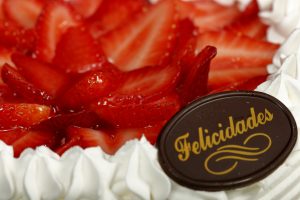 Tarta de fresas naturales con nata, crema pastelera y cobertura de fresas.