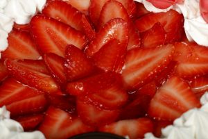 Tarta de fresas naturales con nata, crema pastelera y cobertura de fresas.