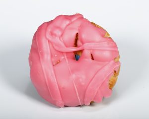 Rosquilla lista rosa con glaseado sabor fresa.