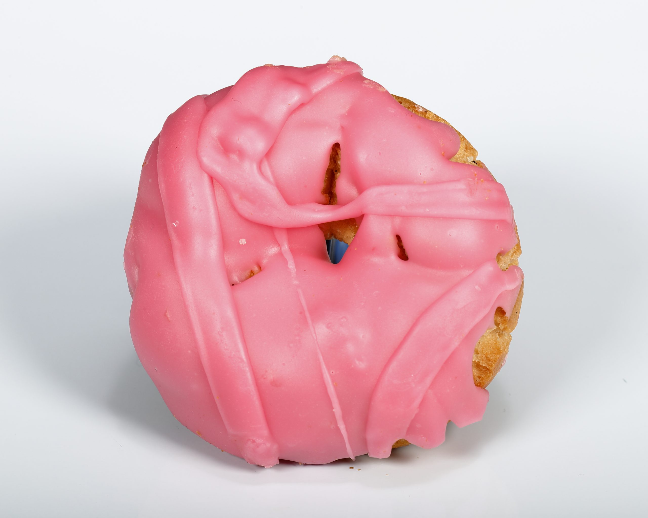 Rosquilla lista rosa con glaseado sabor fresa.