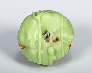 Rosquilla madrileña con glaseado de pistacho.