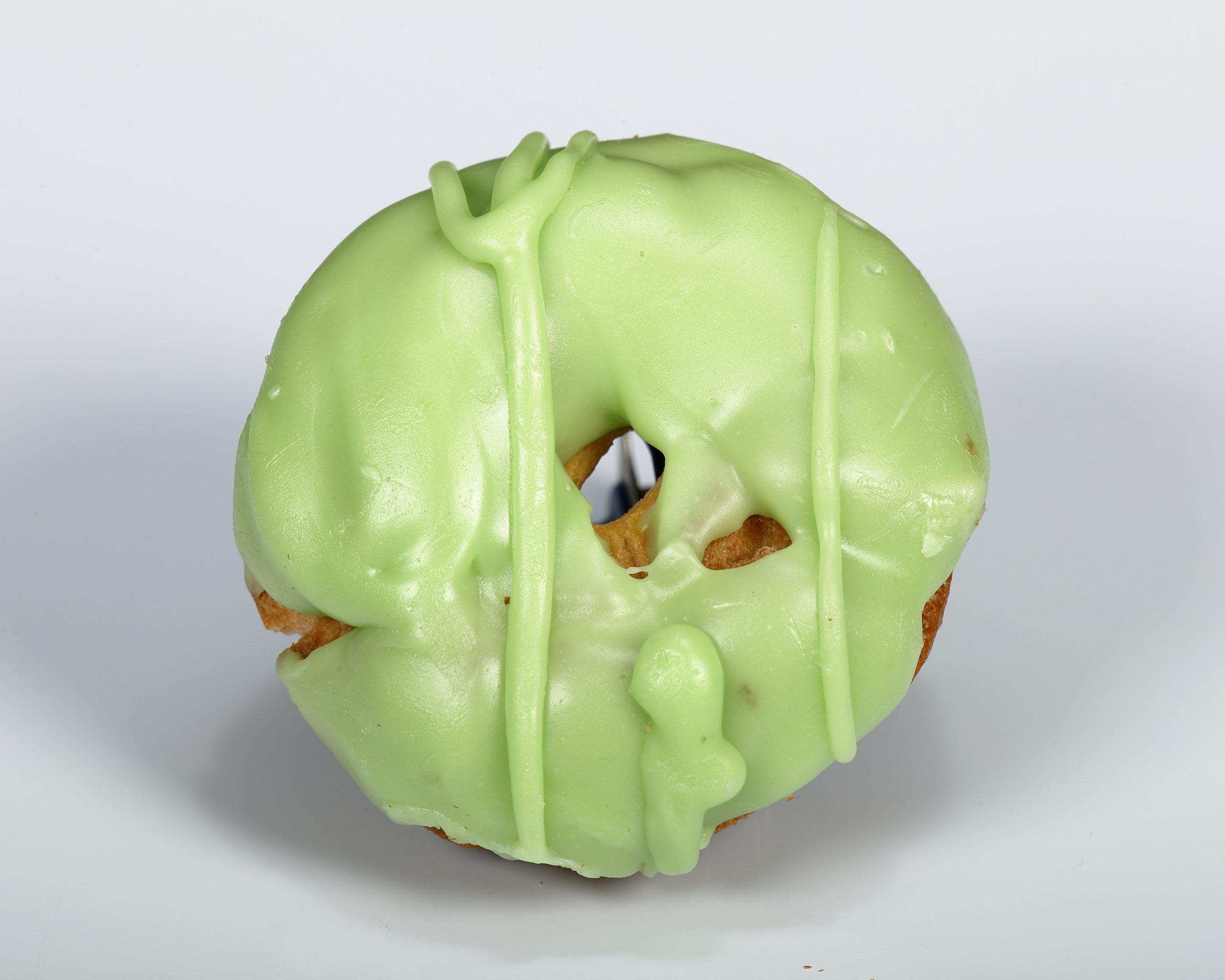 Rosquilla madrileña con glaseado de pistacho.