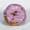 Rosquilla lista con glaseado violeta floral.