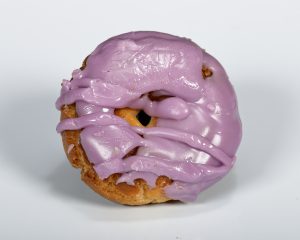 Rosquilla lista con glaseado violeta floral.