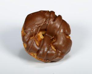 Rosquilla lista con glaseado de chocolate negro brillante.