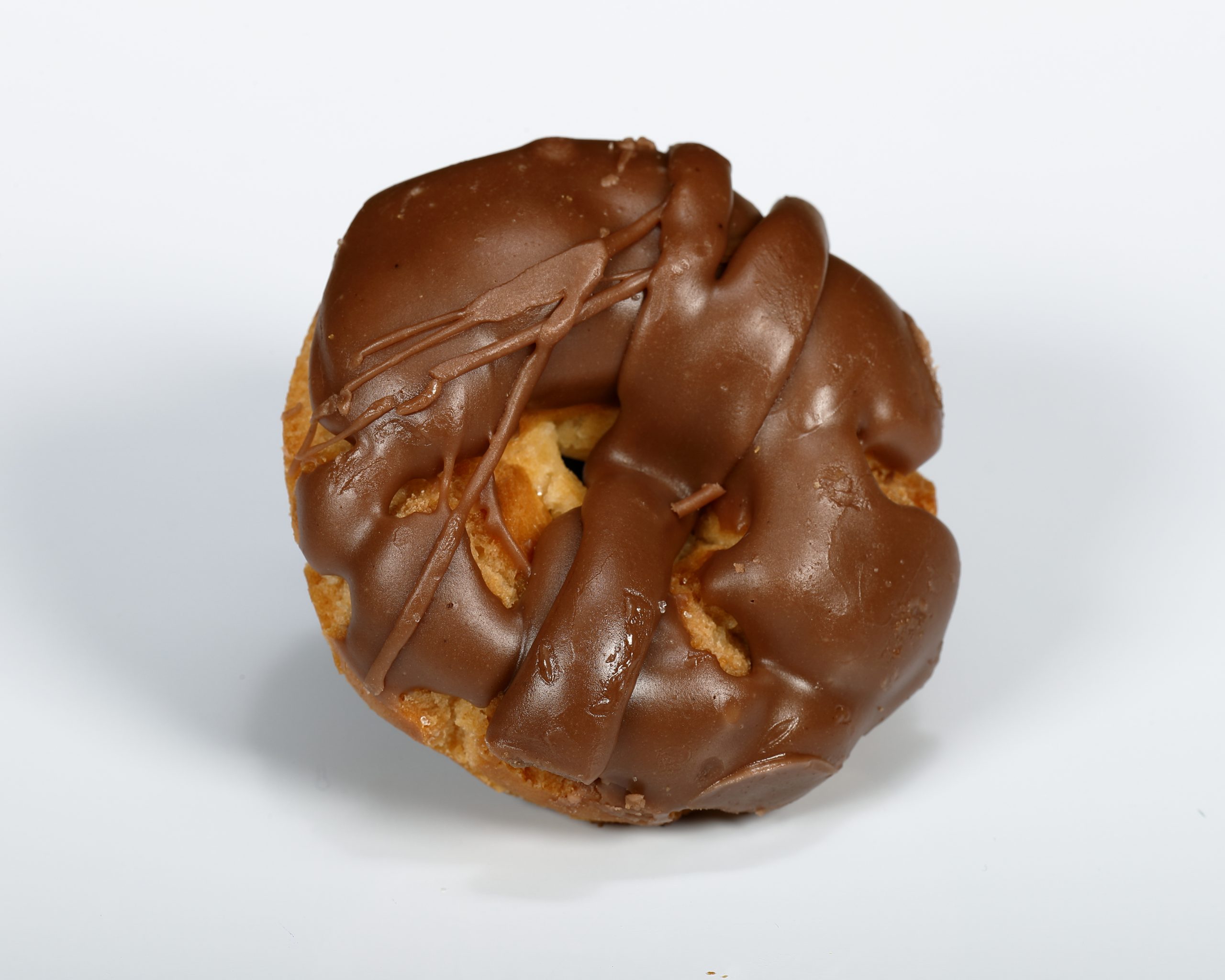 Rosquilla lista con glaseado de chocolate negro brillante.